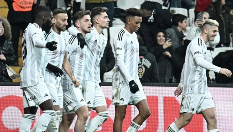 Bambaşka İki Beşiktaş