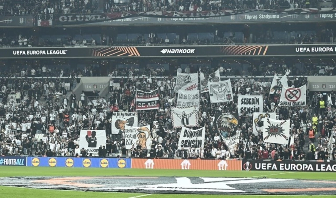 Tribün coşunca